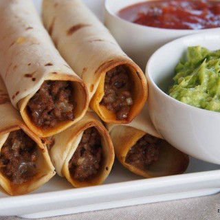 Flautas de carne y queso