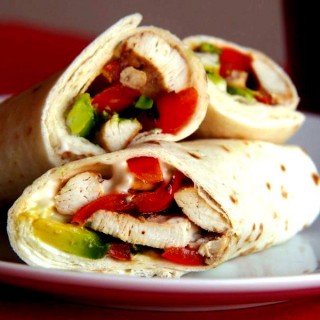 Wrap de pollo, palta y morrón 