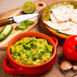 Guacamole con tortillas horneadas