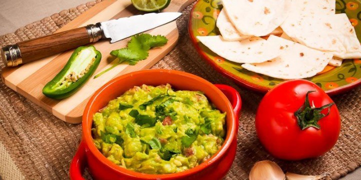 Guacamole con triángulos de tortillas horneadas